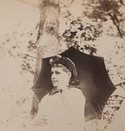 格蕾丝·迈诺特，半长，户外，带遮阳伞照片