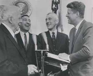 1962年3月26日，在白宫向罗伯特·弗罗斯特颁发国会金质奖章 
